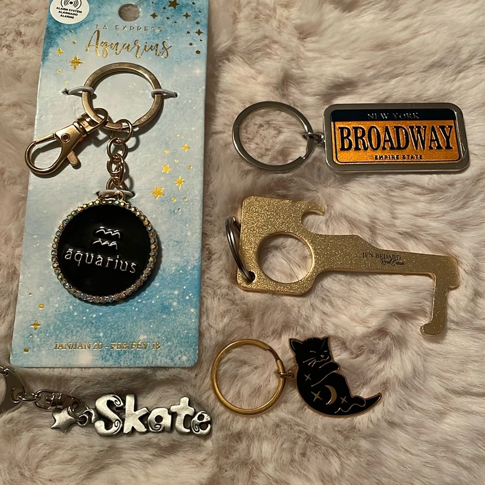 💥Free💥 with any Purchase! Choose 1 keychain & add to your bundle! NWT